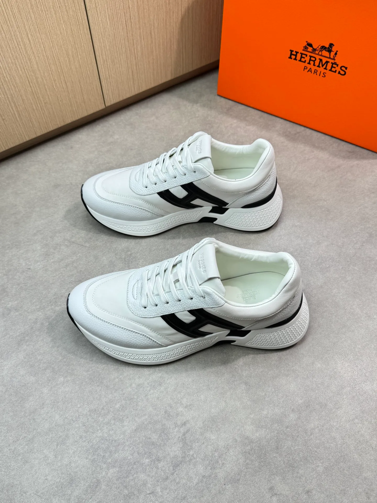 [HERMES] Hermès men's shoes 💰520💰 - high-end quality original items 🔍🔍🔍 casual sports shoes - upper: 🔝 pebbled calfskin, brand high mercerized canvas, body sewn with brand ´H´ totem, tongue brand logo cloth label - lining: water-dyed cowhide -Outsole: Ultra-light T men's shoes 💰U foam·rubber; two-color molded outsole -Ultra-high quality control·Fine workmanship: highlighted (high-end·luxury·grade) -Size: 39-44 (38, 45, can be customized)